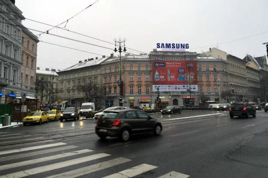 A busy junction in Budapest known locally as Oktogon.