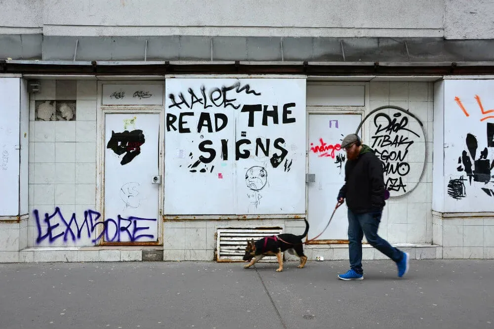 Read the signs – Photo by Murat Bengisu