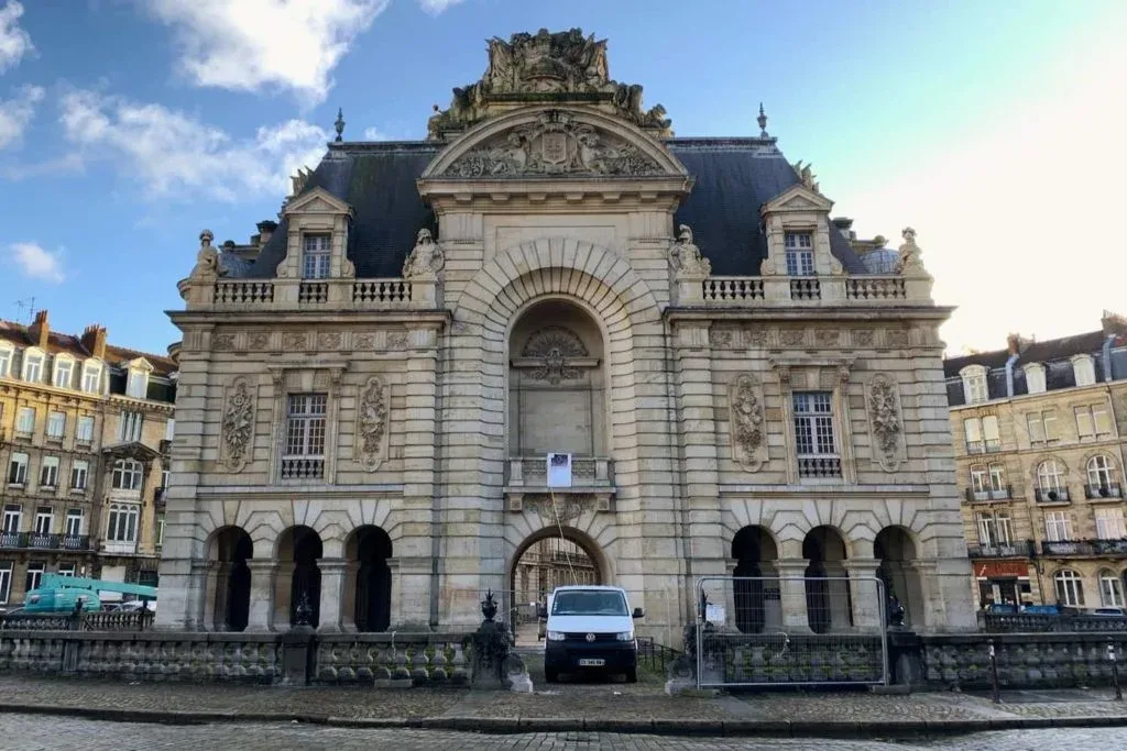 Porte de Paris certainly has a Parisian air about it