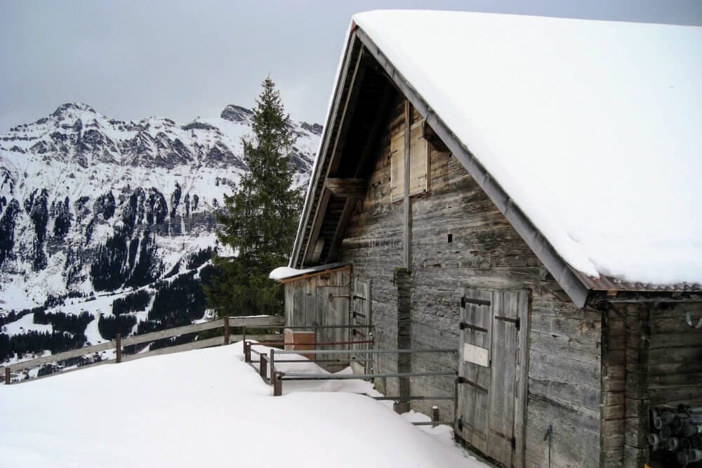  A wooden shed on the hiking path between Grütschalp and Mürren.