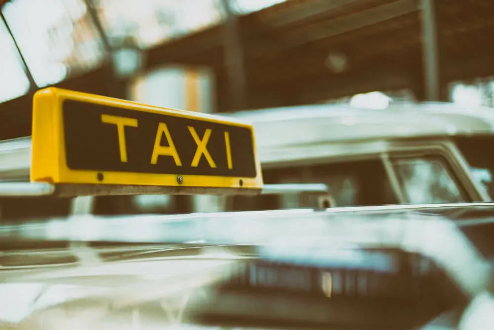 Ignore airport taxi touts – Photo by Peter Kasprzyk